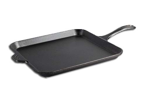 A seasoned square cast iron pizza pan with a fresh pizza on it”).